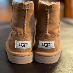 Toddler Chestnut scalloped UGGs size 6